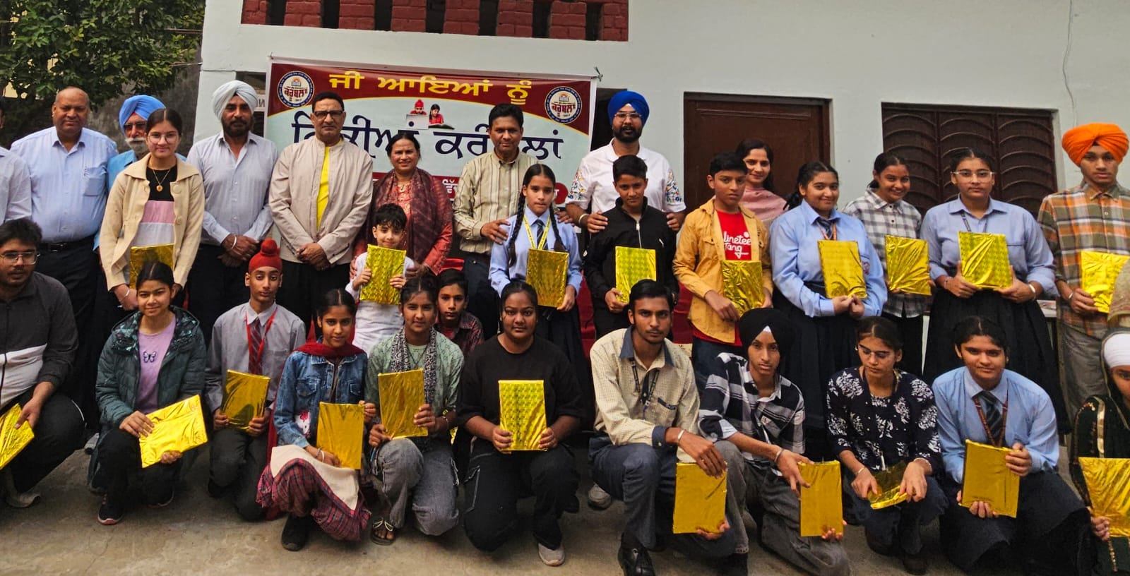Arshpreet, Jasleen, Kanchan and Diksha won the Nikkiya Karumbalan Literature Creation Competition.